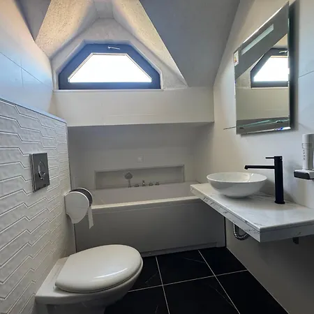 Hotel Adeti 2*